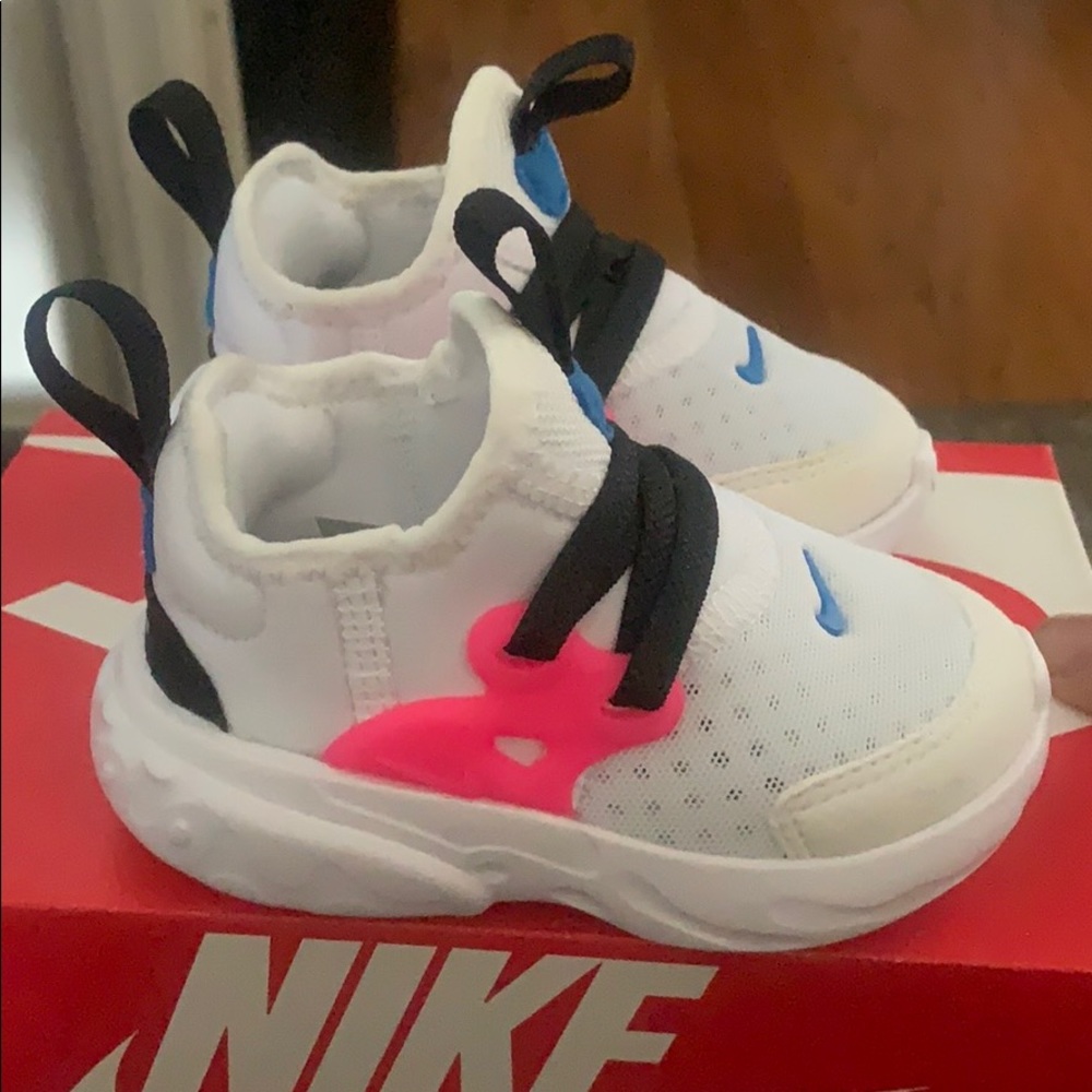 Nike - Picture 3 of 5